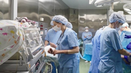 Бүгін Ұлттық нейрохирургия орталығында жүкті әйелге симультантты операция сәтті жүргізілді