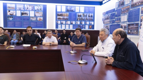 Ұлттық нейрохирургия орталығының ұжымында республикалық «Егемен Қазақстан» газетінде жарияланған «Жасампаздыққа жетелеген жеті жыл» атты мақала талқыланды