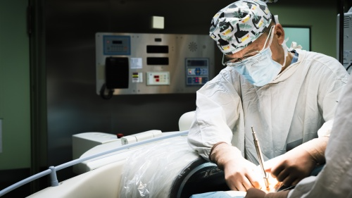 Complex neurosurgical procedure to remove a tumor located at the level of the second cervical vertebra (C2)